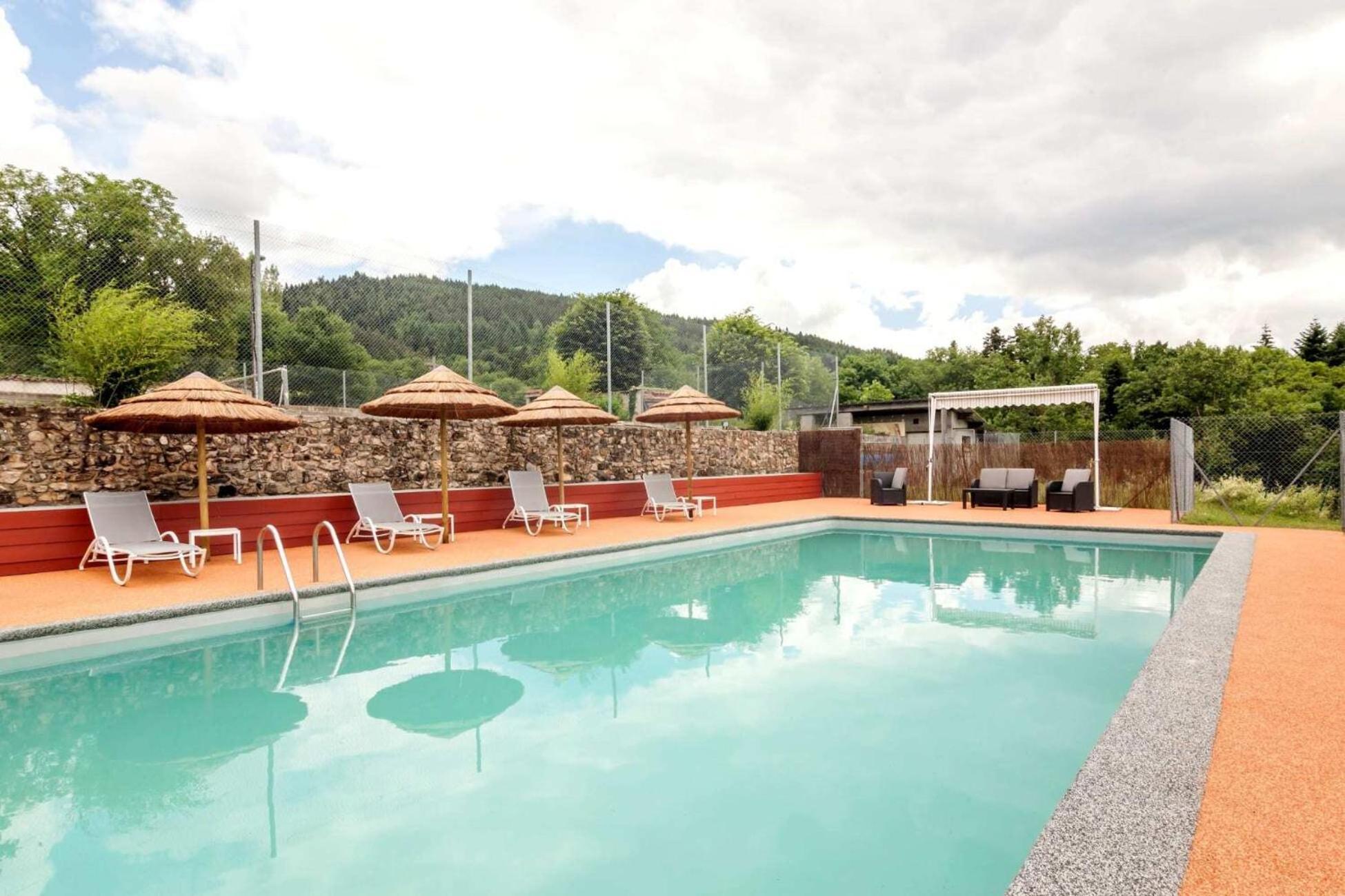 Отель Domaine Le Prieure Chaumont-le-Bourg Экстерьер фото